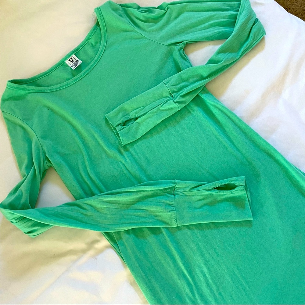 Extra long yoga tee Mint size M with thumb holes